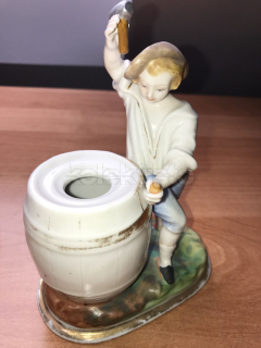 Porcelánová soška bednáře