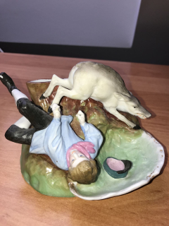 Porcelánová soška chlapce s divočákem, biskvit