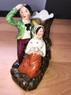 Porcelánová soška chlapce s modlící se dívkou