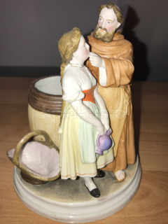 Porcelánová soška dívky s mnichem, biskvit