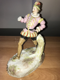 Porcelánová soška šermíře