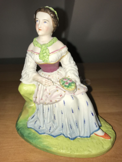 Porcelánová soška dámy s květinou