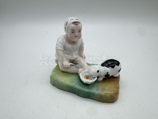 Porcelánová soška Dítě s kočkou