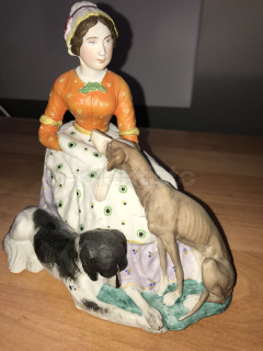 Porcelánová soška dámy se psy