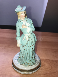 Porcelánová soška dámy