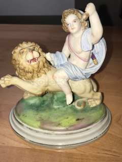 Porcelánová soška dítě na lvu, bisvit