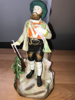 Porcelánová soška lovce