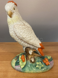 Porcelánová soška papouška, barevný biskvit