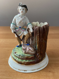 Porcelánová soška střelce s kuší