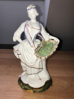 Porcelánová soška ženy s košíkem, biskvit, BELGIE