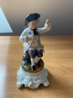 Porcelánový soška chlapce