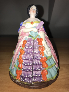 Porcelánová soška dívka s odkládací sukní