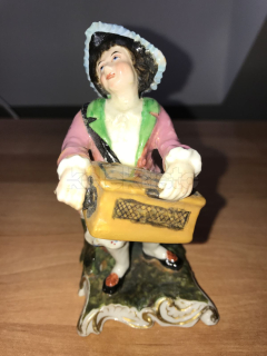 Porcelánová soška flašinetáře