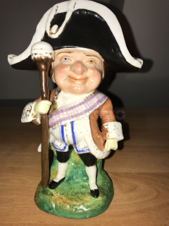 Porcelánová soška muže