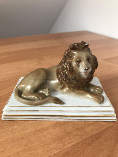 Porcelánová těžítko Lev