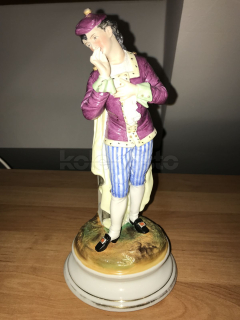 Porcelánová soška kavalíra