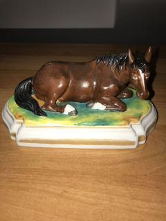 Porcelánová soška ležícího koně