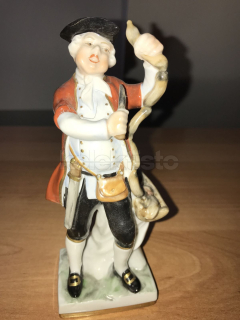 Porcelánová soška muže s uzeninou
