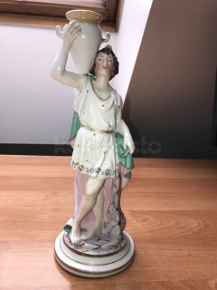 Porcelánová soška muže s vázou, biskvit