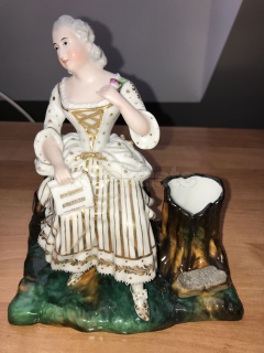 Porcelánová soška ženy s partiturou