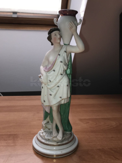 Porcelánová soška ženy s vázou, biskvit