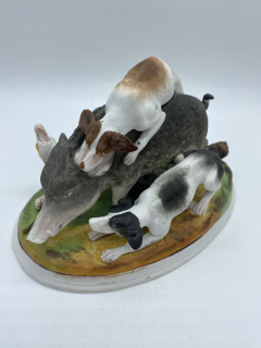 Porcelánové sousoší kanec a tři lovečtí psi