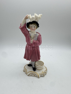 Porcelánová soška muže nesoucího klestí