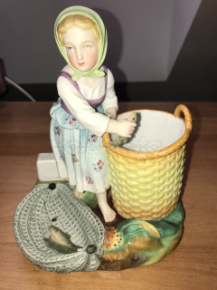 Porcelánová soška rybářky, stojánek na cigára