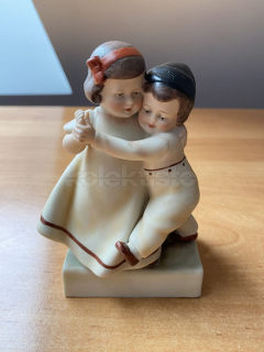 Porcelánová soška tančícího páru dětí