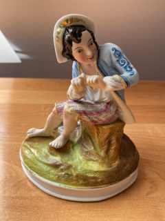 Porcelánová soška chlapce