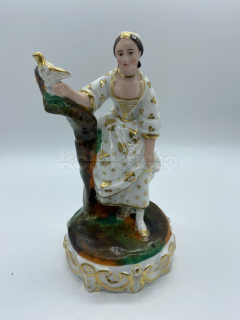 Porcelánová soška ženy