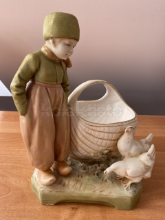 Porcelánová soška Holanďan se slepicemi