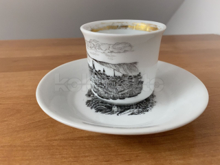 Porcelánový šálek s podšálkem, smyté zlacení