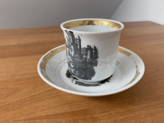 Porcelánový šálek s podšálkem, částečné smyté zlacení