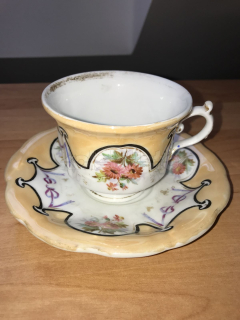 Porcelánový šálek s podšálkem, částečné smyté zlacení