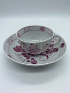 Porcelánový šálek s podšálkem se slaměnkovým dekorem