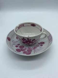 Porcelánový šálek s podšálkem se slaměnkovým dekorem
