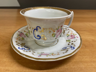 Porcelánový šálek s podšálkem