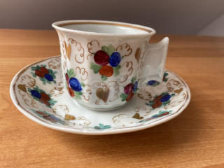 Porcelánový šálek s podšálkem, plné ouško