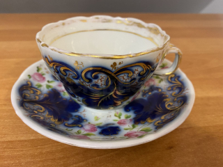 Porcelánový šálek s podšálkem, částečné smyté zlacení