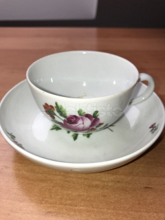 Porcelánový šálek s podšálkem