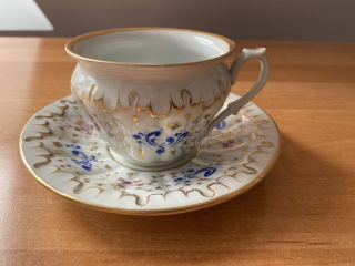 Porcelánový šálek s podšálkem
