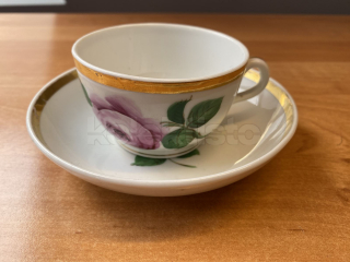 Porcelánový šálek s podšálkem