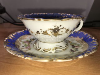 Porcelánový šálek s podšálkem