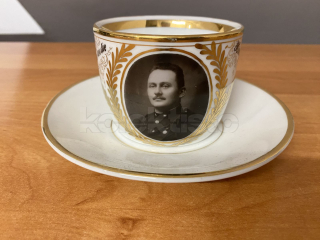 Porcelánový šálek s podšálkem s fotografií vojáka a nápisem Andernken an die Kriegsjahre