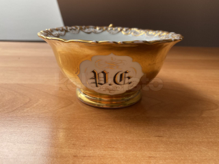 Porcelánový šálek silně zlacený