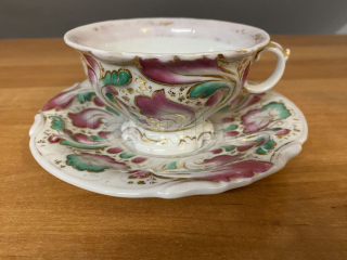 Porcelánový šálek s podšálkem a plastický dekorem, částečné smyté zlacení