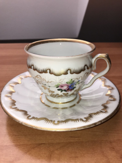 Porcelánový šálek s podšálkem, částečně smyté zlacení