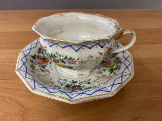 Porcelánový šálek s podšálkem, smyté zlacení