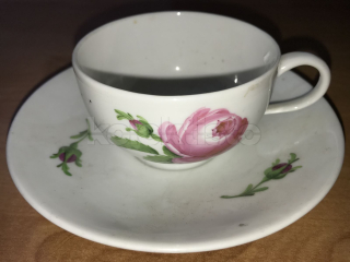 Porcelánový šálek s podšálkem